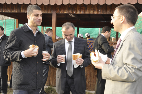 Yüksekova'da Sporla ile Sağlıklı Yaşam Bilinçli Nesiller Projesi kapsamında bir futbol Okulu açıldı.