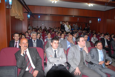 Hakkâri üniversitesi rektörü Prof. Dr. İbrahim Belenli ve Atatürk Üniversitesi Tiyatro Anasanat Dalı Doç. Dr. Ayşe Pınar Aras Yüksekova Cumhuriyet İlköğretim Okulu öğrencileri ile bir araya geldi.