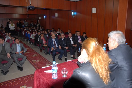 Hakkâri üniversitesi rektörü Prof. Dr. İbrahim Belenli ve Atatürk Üniversitesi Tiyatro Anasanat Dalı Doç. Dr. Ayşe Pınar Aras Yüksekova Cumhuriyet İlköğretim Okulu öğrencileri ile bir araya geldi.