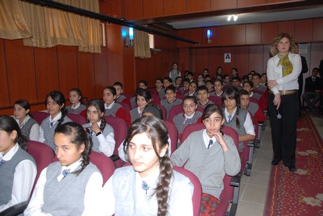 Hakkâri üniversitesi rektörü Prof. Dr. İbrahim Belenli ve Atatürk Üniversitesi Tiyatro Anasanat Dalı Doç. Dr. Ayşe Pınar Aras Yüksekova Cumhuriyet İlköğretim Okulu öğrencileri ile bir araya geldi.