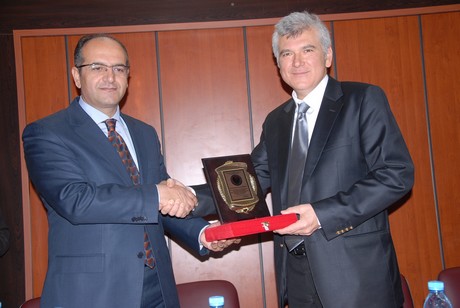 Hakkâri üniversitesi rektörü Prof. Dr. İbrahim Belenli ve Atatürk Üniversitesi Tiyatro Anasanat Dalı Doç. Dr. Ayşe Pınar Aras Yüksekova Cumhuriyet İlköğretim Okulu öğrencileri ile bir araya geldi.