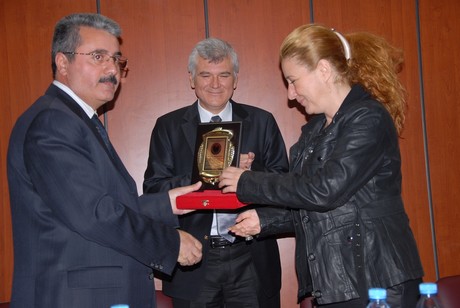 Hakkâri üniversitesi rektörü Prof. Dr. İbrahim Belenli ve Atatürk Üniversitesi Tiyatro Anasanat Dalı Doç. Dr. Ayşe Pınar Aras Yüksekova Cumhuriyet İlköğretim Okulu öğrencileri ile bir araya geldi.