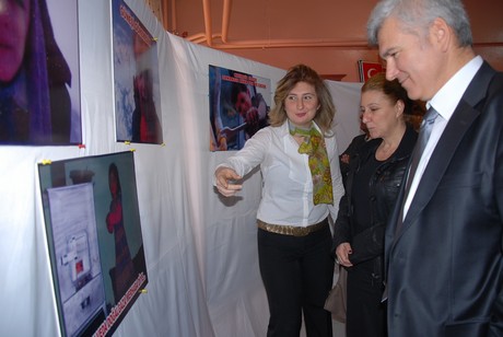 Hakkâri üniversitesi rektörü Prof. Dr. İbrahim Belenli ve Atatürk Üniversitesi Tiyatro Anasanat Dalı Doç. Dr. Ayşe Pınar Aras Yüksekova Cumhuriyet İlköğretim Okulu öğrencileri ile bir araya geldi.