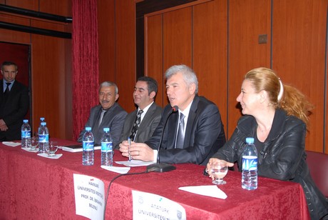 Hakkâri üniversitesi rektörü Prof. Dr. İbrahim Belenli ve Atatürk Üniversitesi Tiyatro Anasanat Dalı Doç. Dr. Ayşe Pınar Aras Yüksekova Cumhuriyet İlköğretim Okulu öğrencileri ile bir araya geldi.