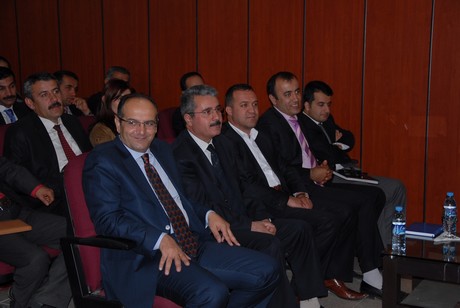 Hakkâri üniversitesi rektörü Prof. Dr. İbrahim Belenli ve Atatürk Üniversitesi Tiyatro Anasanat Dalı Doç. Dr. Ayşe Pınar Aras Yüksekova Cumhuriyet İlköğretim Okulu öğrencileri ile bir araya geldi.