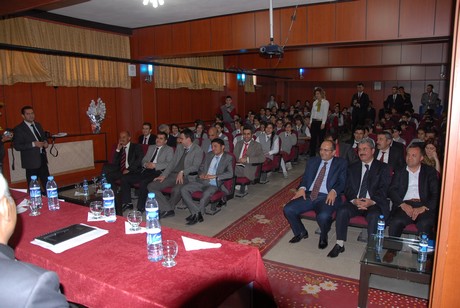 Hakkâri üniversitesi rektörü Prof. Dr. İbrahim Belenli ve Atatürk Üniversitesi Tiyatro Anasanat Dalı Doç. Dr. Ayşe Pınar Aras Yüksekova Cumhuriyet İlköğretim Okulu öğrencileri ile bir araya geldi.