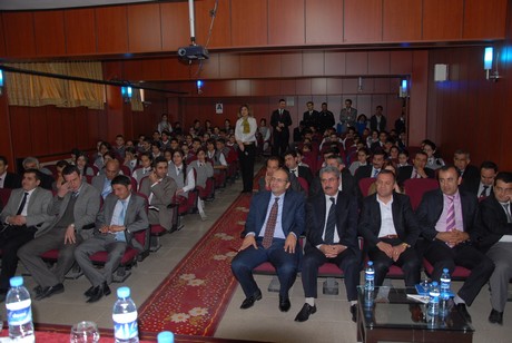 Hakkâri üniversitesi rektörü Prof. Dr. İbrahim Belenli ve Atatürk Üniversitesi Tiyatro Anasanat Dalı Doç. Dr. Ayşe Pınar Aras Yüksekova Cumhuriyet İlköğretim Okulu öğrencileri ile bir araya geldi.