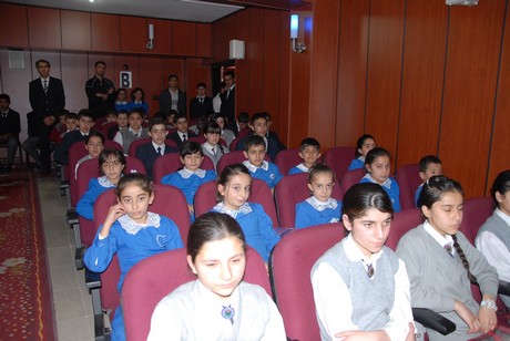 Hakkâri üniversitesi rektörü Prof. Dr. İbrahim Belenli ve Atatürk Üniversitesi Tiyatro Anasanat Dalı Doç. Dr. Ayşe Pınar Aras Yüksekova Cumhuriyet İlköğretim Okulu öğrencileri ile bir araya geldi.