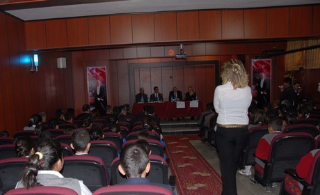 Hakkâri üniversitesi rektörü Prof. Dr. İbrahim Belenli ve Atatürk Üniversitesi Tiyatro Anasanat Dalı Doç. Dr. Ayşe Pınar Aras Yüksekova Cumhuriyet İlköğretim Okulu öğrencileri ile bir araya geldi.