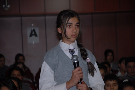 Hakkâri üniversitesi rektörü Prof. Dr. İbrahim Belenli ve Atatürk Üniversitesi Tiyatro Anasanat Dalı Doç. Dr. Ayşe Pınar Aras Yüksekova Cumhuriyet İlköğretim Okulu öğrencileri ile bir araya geldi.