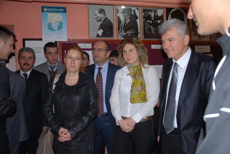 Hakkâri üniversitesi rektörü Prof. Dr. İbrahim Belenli ve Atatürk Üniversitesi Tiyatro Anasanat Dalı Doç. Dr. Ayşe Pınar Aras Yüksekova Cumhuriyet İlköğretim Okulu öğrencileri ile bir araya geldi.