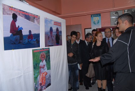 Hakkâri üniversitesi rektörü Prof. Dr. İbrahim Belenli ve Atatürk Üniversitesi Tiyatro Anasanat Dalı Doç. Dr. Ayşe Pınar Aras Yüksekova Cumhuriyet İlköğretim Okulu öğrencileri ile bir araya geldi.