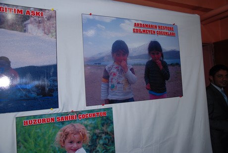 Hakkâri üniversitesi rektörü Prof. Dr. İbrahim Belenli ve Atatürk Üniversitesi Tiyatro Anasanat Dalı Doç. Dr. Ayşe Pınar Aras Yüksekova Cumhuriyet İlköğretim Okulu öğrencileri ile bir araya geldi.