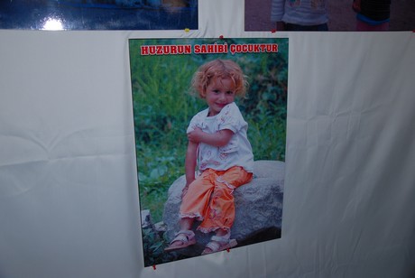 Hakkâri üniversitesi rektörü Prof. Dr. İbrahim Belenli ve Atatürk Üniversitesi Tiyatro Anasanat Dalı Doç. Dr. Ayşe Pınar Aras Yüksekova Cumhuriyet İlköğretim Okulu öğrencileri ile bir araya geldi.