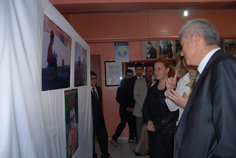 Hakkâri üniversitesi rektörü Prof. Dr. İbrahim Belenli ve Atatürk Üniversitesi Tiyatro Anasanat Dalı Doç. Dr. Ayşe Pınar Aras Yüksekova Cumhuriyet İlköğretim Okulu öğrencileri ile bir araya geldi.