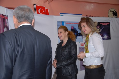 Hakkâri üniversitesi rektörü Prof. Dr. İbrahim Belenli ve Atatürk Üniversitesi Tiyatro Anasanat Dalı Doç. Dr. Ayşe Pınar Aras Yüksekova Cumhuriyet İlköğretim Okulu öğrencileri ile bir araya geldi.