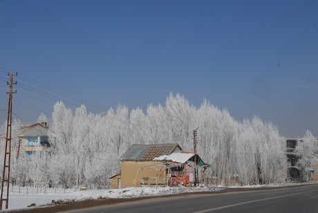 Yüksekova İlçesi'nde hava sıcaklığının gece sıfırın altında 23 dereceye kadar düşmesi yaşamı olumsuz yönde etkilerken, ortaya doyulmaz manzaralar çıktı.