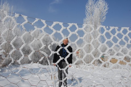 Yüksekova İlçesi'nde hava sıcaklığının gece sıfırın altında 23 dereceye kadar düşmesi yaşamı olumsuz yönde etkilerken, ortaya doyulmaz manzaralar çıktı.