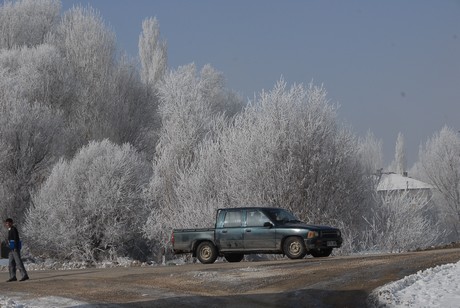 Yüksekova İlçesi'nde hava sıcaklığının gece sıfırın altında 23 dereceye kadar düşmesi yaşamı olumsuz yönde etkilerken, ortaya doyulmaz manzaralar çıktı.
