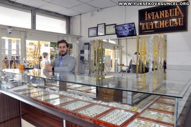 İSTANBUL KUYUMCUSU - FERDİ KINA

Ramazan Bayramın kardeşliğe, barışa vesile olması dileğiyle, tüm İslam aleminin bayramını kutlarım.