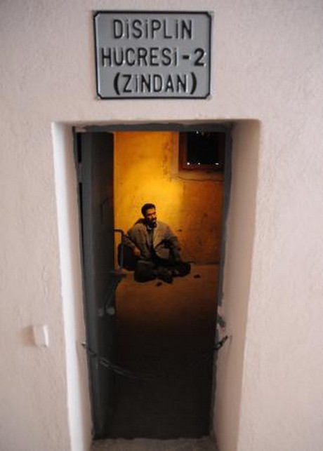 Müzeye dönüştürülen Ulucanlar Cezaevini gezmek üzere gelen BDP'li milletvekilleri içeri alınmadı.