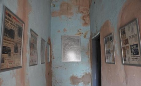 Müzeye dönüştürülen Ulucanlar Cezaevini gezmek üzere gelen BDP'li milletvekilleri içeri alınmadı.