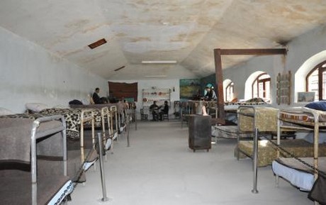 Müzeye dönüştürülen Ulucanlar Cezaevini gezmek üzere gelen BDP'li milletvekilleri içeri alınmadı.