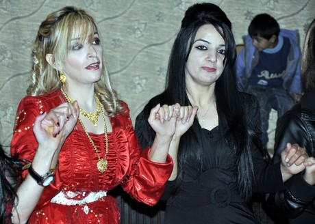 Yüksekova'da eksi 15 derecede 2011 yılın ilk çifti dünya evine girdiler