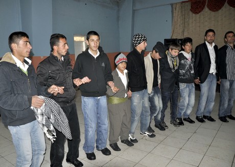 Yüksekova'da eksi 15 derecede 2011 yılın ilk çifti dünya evine girdiler