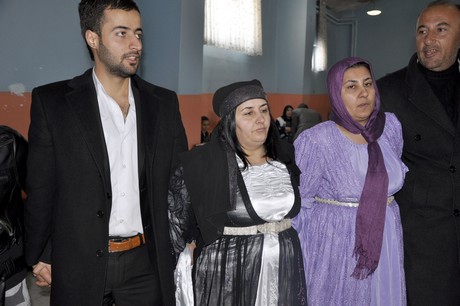 Yüksekova'da eksi 15 derecede 2011 yılın ilk çifti dünya evine girdiler