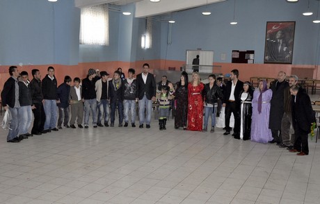 Yüksekova'da eksi 15 derecede 2011 yılın ilk çifti dünya evine girdiler