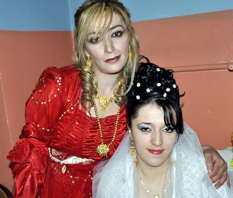 Yüksekova'da eksi 15 derecede 2011 yılın ilk çifti dünya evine girdiler