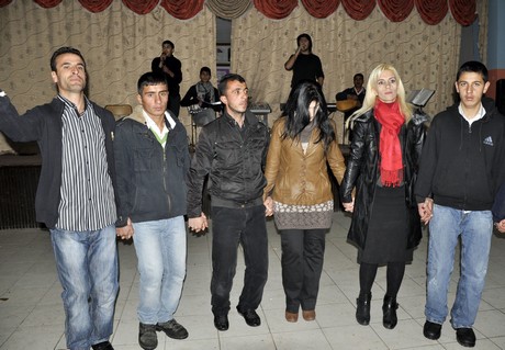 Yüksekova'da eksi 15 derecede 2011 yılın ilk çifti dünya evine girdiler