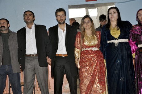 Yüksekova'da eksi 15 derecede 2011 yılın ilk çifti dünya evine girdiler