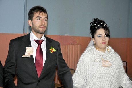 Yüksekova'da eksi 15 derecede 2011 yılın ilk çifti dünya evine girdiler