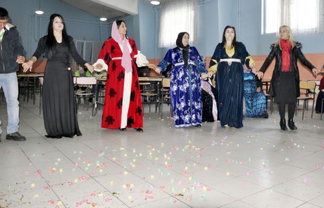 Yüksekova'da eksi 15 derecede 2011 yılın ilk çifti dünya evine girdiler