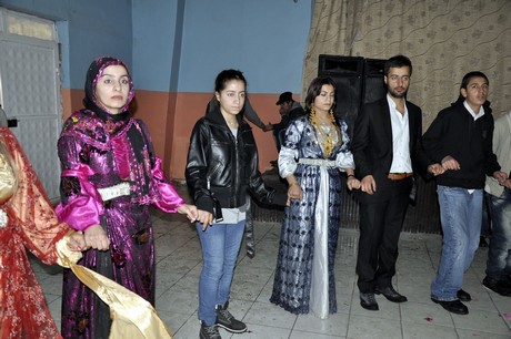 Yüksekova'da eksi 15 derecede 2011 yılın ilk çifti dünya evine girdiler