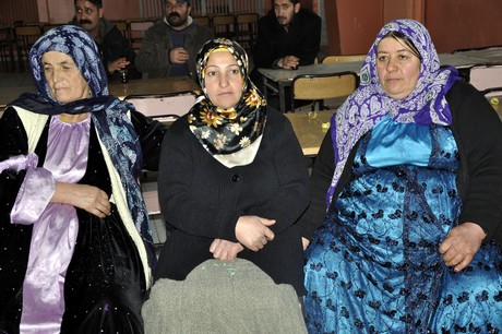 Yüksekova'da eksi 15 derecede 2011 yılın ilk çifti dünya evine girdiler