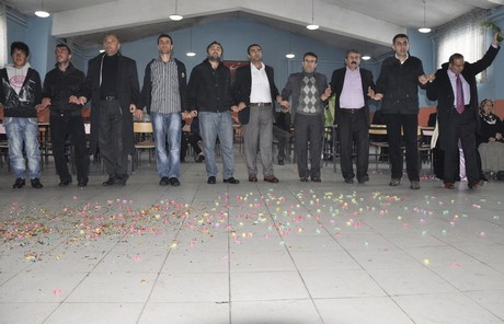 Yüksekova'da eksi 15 derecede 2011 yılın ilk çifti dünya evine girdiler