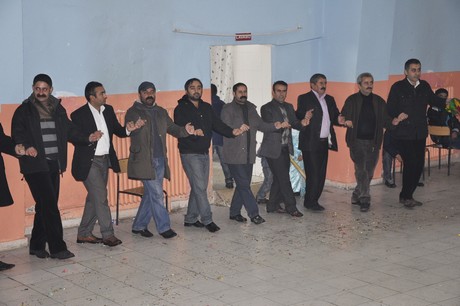 Yüksekova'da eksi 15 derecede 2011 yılın ilk çifti dünya evine girdiler