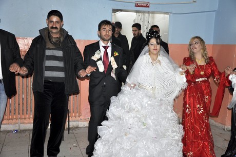 Yüksekova'da eksi 15 derecede 2011 yılın ilk çifti dünya evine girdiler