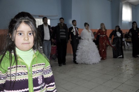 Yüksekova'da eksi 15 derecede 2011 yılın ilk çifti dünya evine girdiler