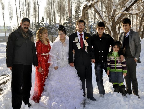 Yüksekova'da eksi 15 derecede 2011 yılın ilk çifti dünya evine girdiler