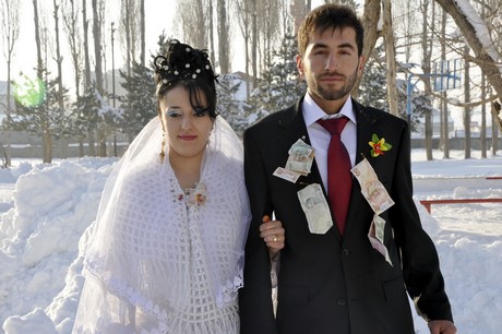 Yüksekova'da eksi 15 derecede 2011 yılın ilk çifti dünya evine girdiler