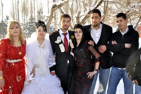 Yüksekova'da eksi 15 derecede 2011 yılın ilk çifti dünya evine girdiler