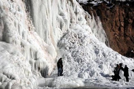 Van''ın Muradiye İlçesi''nde aşırı soğuklar nedeniyle tamamen donan Muradiye Şelalesi görenleri hayran bırakıyor.