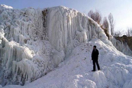 Van''ın Muradiye İlçesi''nde aşırı soğuklar nedeniyle tamamen donan Muradiye Şelalesi görenleri hayran bırakıyor.