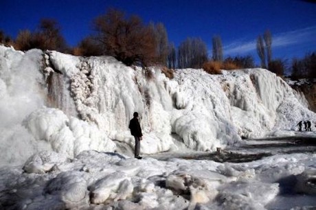 Van''ın Muradiye İlçesi''nde aşırı soğuklar nedeniyle tamamen donan Muradiye Şelalesi görenleri hayran bırakıyor.