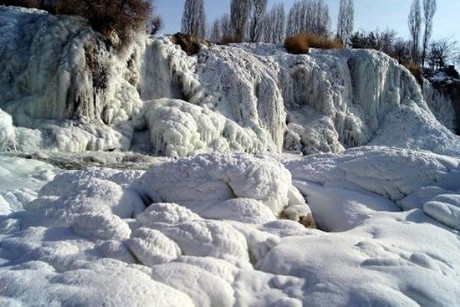 Van''ın Muradiye İlçesi''nde aşırı soğuklar nedeniyle tamamen donan Muradiye Şelalesi görenleri hayran bırakıyor.