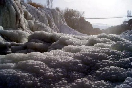 Van''ın Muradiye İlçesi''nde aşırı soğuklar nedeniyle tamamen donan Muradiye Şelalesi görenleri hayran bırakıyor.